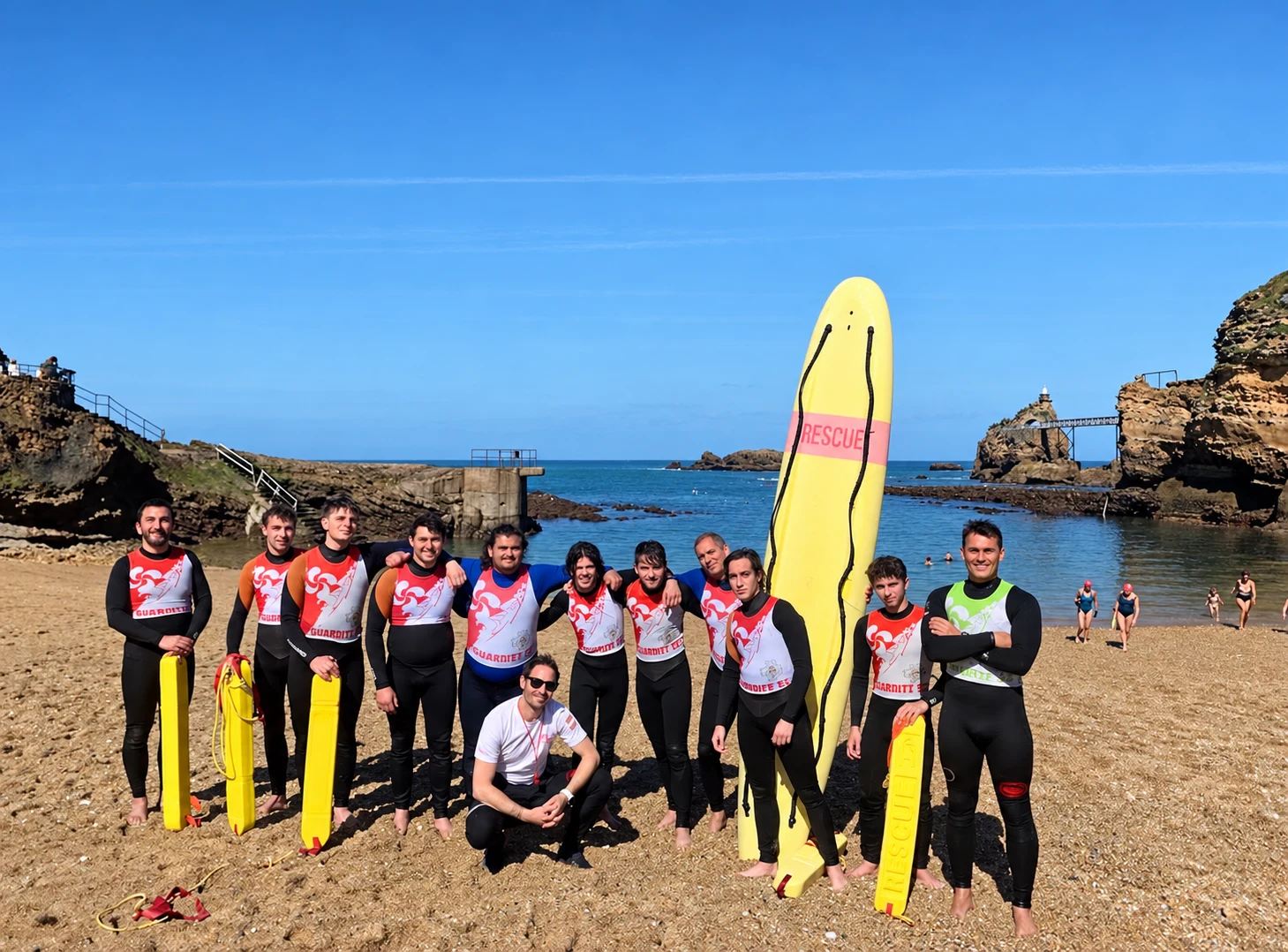 Les membres de Biarritz Sauvetage Côtier sur la plage avec leurs planches de sauvetage