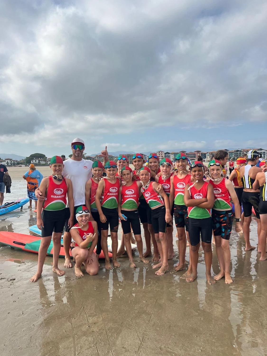 Les membres du club sur la plage et le matériel de sauvetage