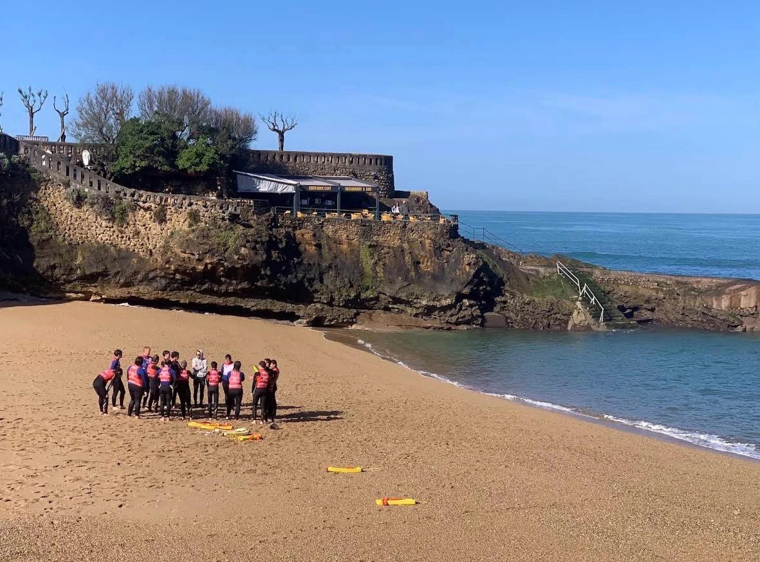 Les membres de Biarritz Sauvetage Côtier sur la plage avec leurs planches de sauvetage