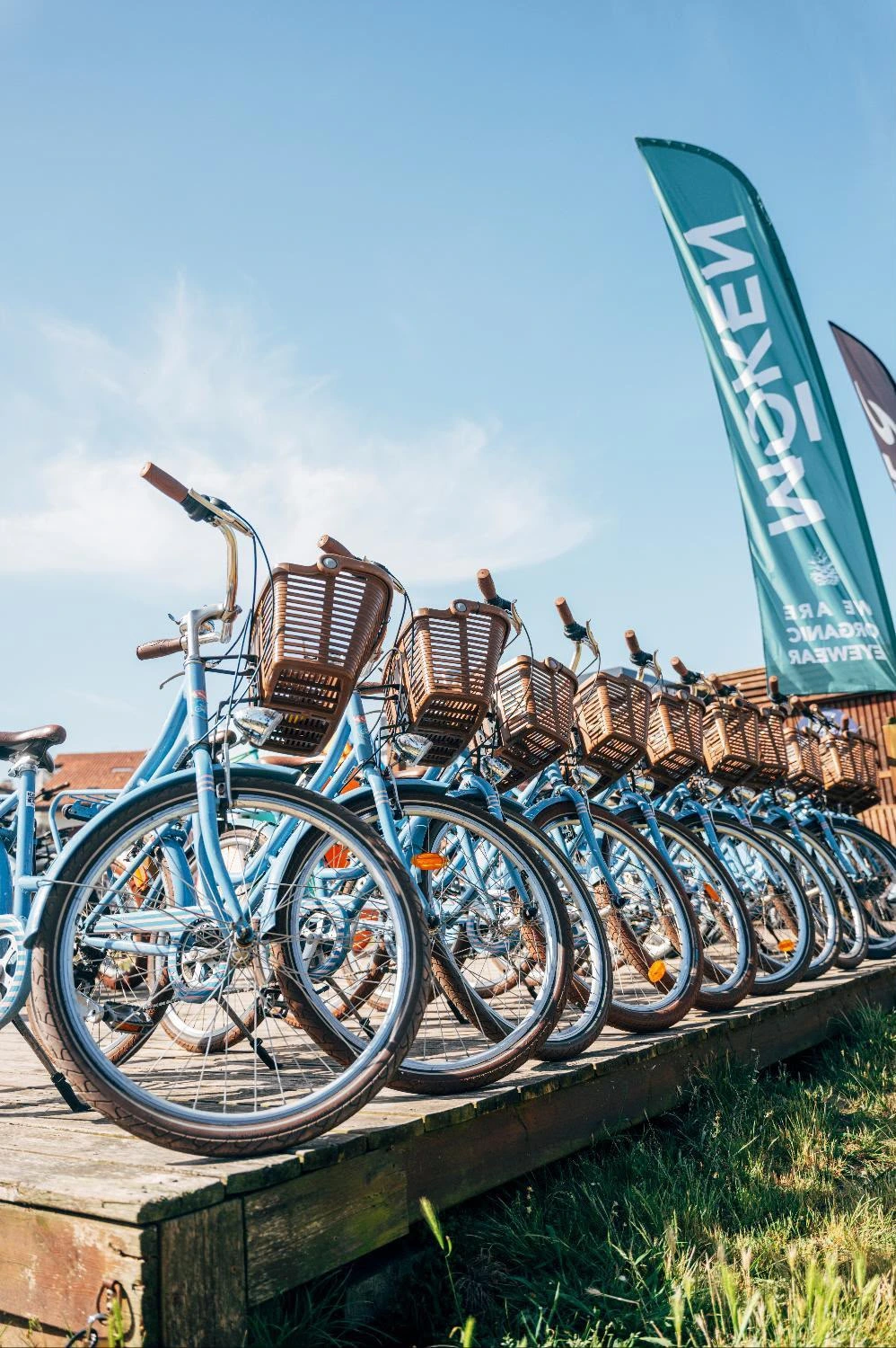 Bicicletas azules de alquiler Beach Bikes con cestas de mimbre