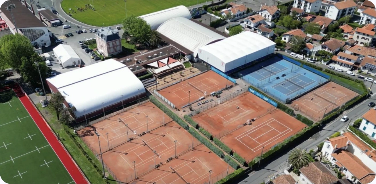 Vue aérienne des installations de tennis et padel du Biarritz Olympique