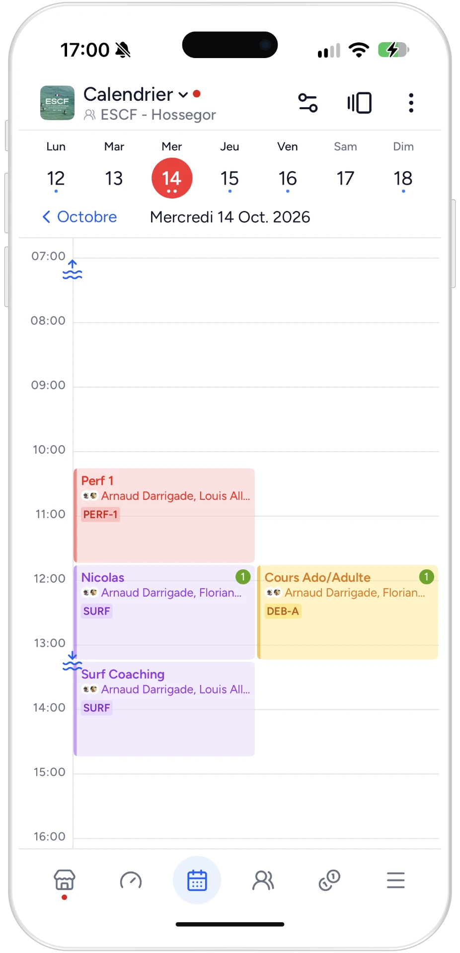 Calendrier journalier Shaker affichant les cours de surf et les horaires de marée